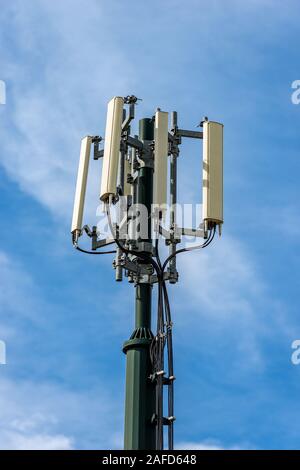 Antennes sur ciel bleu avec des nuages. Close-up d'une tour de communications pour téléphone mobile Banque D'Images