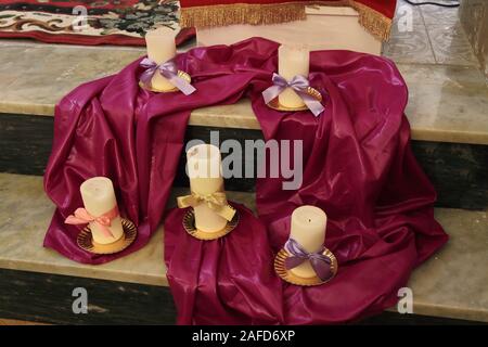 Bougies de l'Avent dans l'église de Santa Lucia, dans le centre historique de MinorI. Banque D'Images