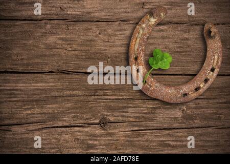 Tableau noir avec quatre feuilles de trèfle et fer à cheval Banque D'Images