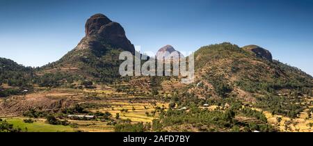 L'Éthiopie, du Tigré, Adwa, champs agricoles au moment de la récolte entre paysage volcanique spectaculaire à côté d'Axoum à Adigrat l'Autoroute, Vue Panoramique Banque D'Images