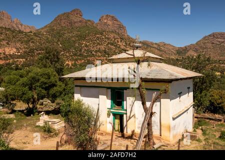 L'Éthiopie, du Tigré, Yeha, Adwa, collines autour de bâtiment des archives du monastère dans les aliments composés de Temple de Yeha la plus ancienne structure permanente de l'Éthiopie Banque D'Images