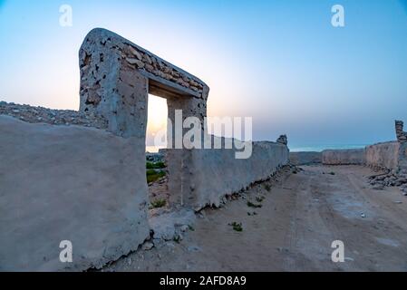 Coucher du soleil à travers la porte d'une vieille maison abandonnée dans un village de pêcheurs, prises au cours d'un après-midi ensoleillé de la fin du printemps, Al Ruwais, Qatar Banque D'Images