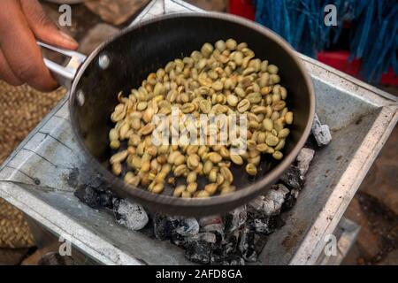 L'Éthiopie, du Tigré, Enticho, buna traditionnel café Cérémonie, agitiating la torréfaction des grains de café tout en Banque D'Images