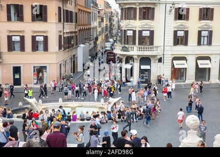 Le centre-ville de Rome et les touristes visitent la Piazza Di Spagna et Les marches espagnoles, Rome, Italie Banque D'Images