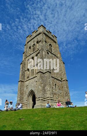 Les gens au St Michael's Tower, Glastonbury Tor, Glastonbury, Somerset, England, UK. Banque D'Images