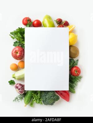 Arrière-plan de l'alimentation biologique - assortiment de fruits et légumes frais isolé sur blanc, mise en page créative avec l'exemplaire de l'espace. Régime alimentaire sain de manger, nettoyer, concept detox Banque D'Images