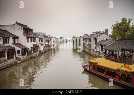 Wuxi, Chine - Octobre 2019 : une vue panoramique le long du Grand Canal - la Chine, le plus long et le plus ancien canal dans le monde, et site du patrimoine mondial de l'Unesco. Banque D'Images