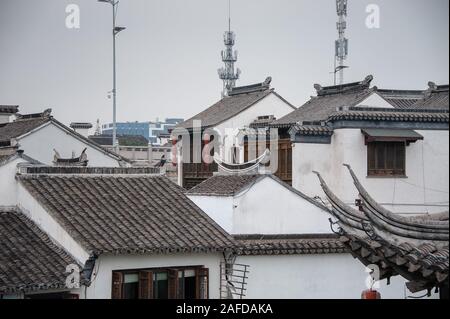 Vue aérienne sur les toits, vieille ville de Wuxi, Province de Jiangsu, Chine. L'architecture de style chinois traditionnel avec l'arrière-plan la ville moderne Banque D'Images