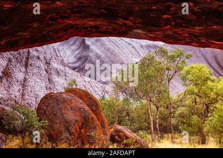 Uluru (Ayres Rock) sous la pluie après une longue sécheresse. Territoire du Nord, Australie Banque D'Images