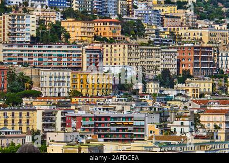 Zone résidentielle colorée avec maisons d'appartements en hauteur à Naples, en Italie Banque D'Images