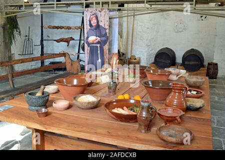 À l'intérieur de l'Abbot's Lodge Cuisine à Glastonbury Abbey, Glastonbury, Somerset, Royaume-Uni. Le légendaire lieu de sépulture du roi Arthur. Banque D'Images