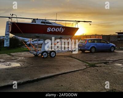 Sheerness, Kent, UK. Le 15 décembre, 2019. Météo France : un petit yacht est déplacé au lever du soleil à Sheerness, Kent sur une froide mais clair matin. Credit : James Bell/Alamy Live News Banque D'Images