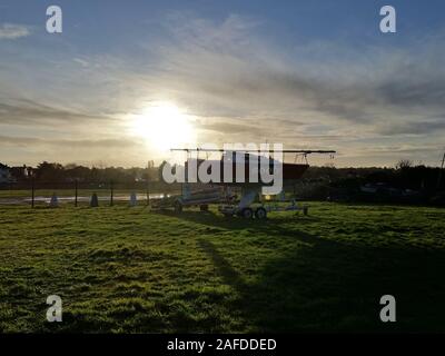 Sheerness, Kent, UK. Le 15 décembre, 2019. Météo France : un petit yacht est déplacé au lever du soleil à Sheerness, Kent sur une froide mais clair matin. Credit : James Bell/Alamy Live News Banque D'Images