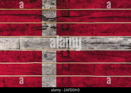 Drapeau national du Danemark sur un mur en bois, arrière-plan. La notion de fierté nationale et un symbole du pays. Drapeaux peints sur une clôture en bois wi Banque D'Images