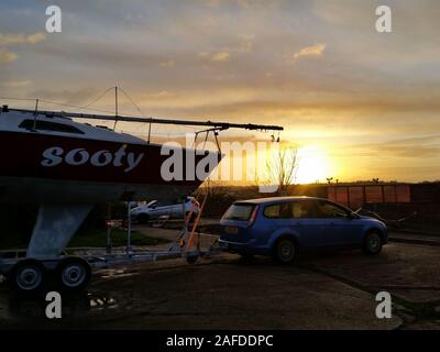 Sheerness, Kent, UK. Le 15 décembre, 2019. Météo France : un petit yacht est déplacé au lever du soleil à Sheerness, Kent sur une froide mais clair matin. Credit : James Bell/Alamy Live News Banque D'Images