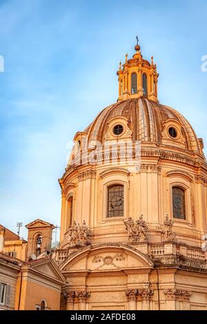 Santa Maria di Loreto est une église du xvie siècle à Rome, Italie centrale, situé juste en face de la colonne de Trajan, près de la gigantesque Monumen Banque D'Images