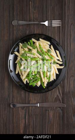 Pâtes penne Primavera Primavera, courgettes, nouilles, haricots verts, laitue, petits pois, salade de pâtes aux épinards Banque D'Images