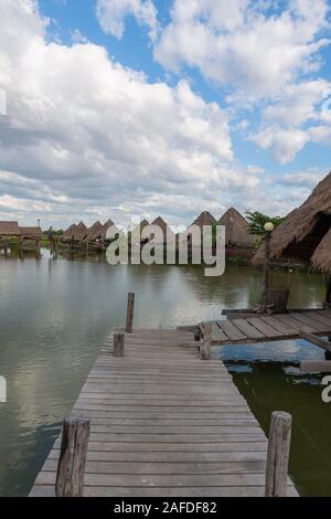 Village sur pilotis, près de Siem Reap au Cambodge Banque D'Images