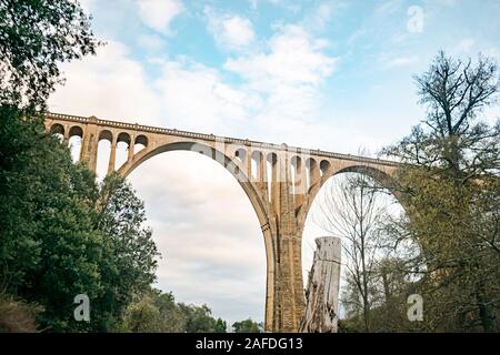 Grand pont avec plusieurs yeux dans chaque arche pour renforcer sa structure et la durabilité Banque D'Images