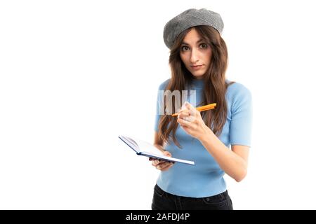 Caucasian girl avec des documents sur un fond studio blanc Banque D'Images