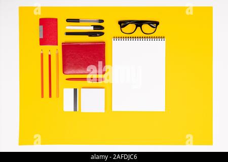 L'école et les fournitures de bureau se coucher sans problème sur un fond jaune Banque D'Images