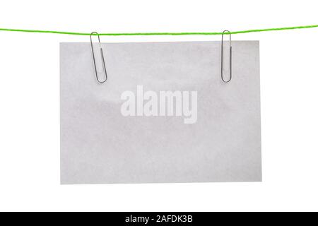 La publicité en papier vierge fichier plastique accrocher sur clip with clipping path. Modèle pour votre annonce ou note Banque D'Images