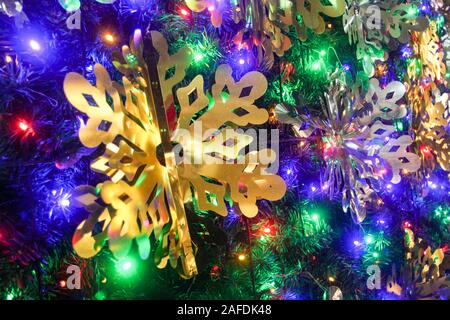 Un arbre de Noël décoré avec des ornements lumineux Banque D'Images