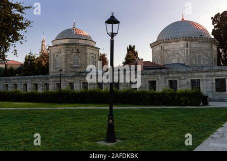 Soir se pose sur l'Mosaleum du Sultan Soliman le Magnifique, situé au cour de la mosquée Suleymaniye historique à Istanbul. Banque D'Images