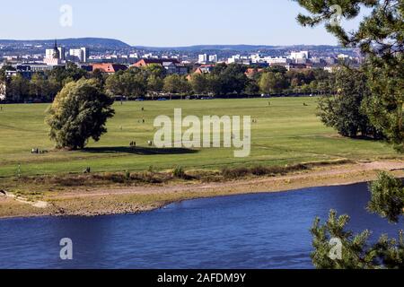 Prés de l'Elbe avec la ligne Elberadwanderweg l'Elbe à Dresde Banque D'Images