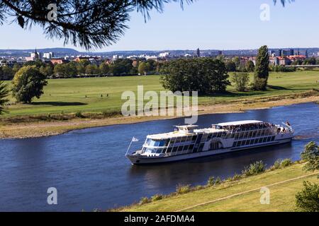 Prés de l'Elbe avec la ligne Elberadwanderweg l'Elbe à Dresde, ici un navire à passagers de la flotte blanche Banque D'Images