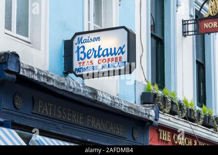 Signalisation à l'extérieur de Michele Wade's Maison Bertaux pâtisserie française et salons de thé on Greek Street, Soho, London, W1, UK Banque D'Images