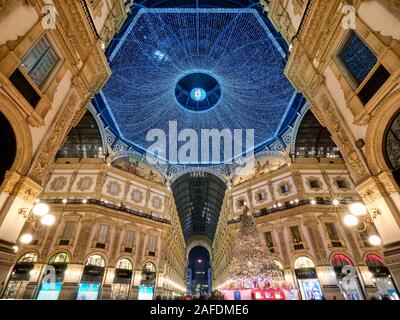 Milan, Italie - 10 décembre 2019 : le dôme de la Galleria Vittorio Emanuele II shopping mall illuminés pour Noël, Italie Banque D'Images