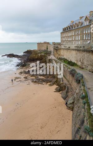 Vue le long des murs de la ville avec des maisons au bord des remparts à St Malo, Saint Malo, Bretagne, France en Décembre Banque D'Images