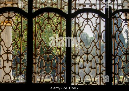 En regardant par la fenêtre d'or à l'Harem du Palais de Topkapi à Istanbul Banque D'Images