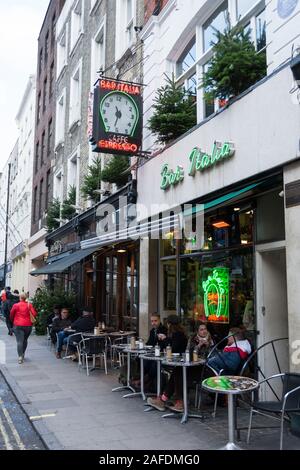 L'horloge à l'extérieur Bar Italia, la traditionnelle et célèbre café italien signe sur Frith Street, Soho, London UK Banque D'Images