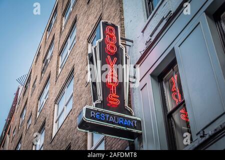 Signalisation Outside quo Vadis restaurant, Dean Street, Soho, Londres, W1D, Royaume-Uni Banque D'Images