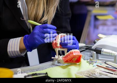 Technicien dentaire ou prothèse travailleur. processus de dentisterie Banque D'Images