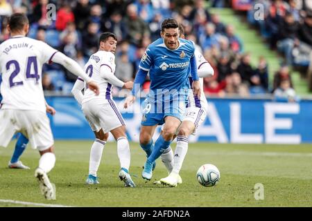 Coliseum Alfonso Perez, Madrid, Espagne. Le 15 décembre, 2019. La Liga Football Club, Club de Futbol contre Getafe Real Valladolid ; Jorge Molina (Getafe) pauses passé Pedro Porro de Valladolid - usage éditorial : Action Crédit Plus Sport/Alamy Live News Banque D'Images