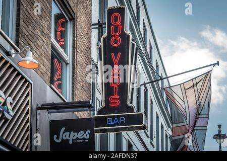 Signalisation Outside quo Vadis restaurant, Dean Street, Soho, Londres, W1D, Royaume-Uni Banque D'Images