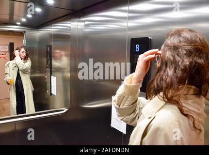 PREGOBLIN Jessica Winter en ascenseur ascenseur avec la bière au gingembre portrait london uk Banque D'Images