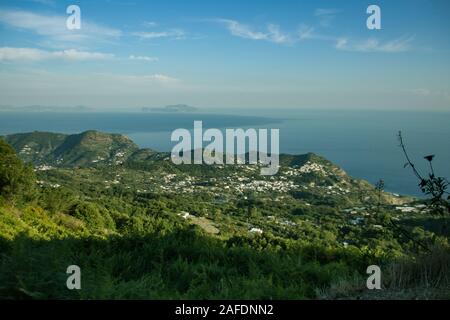 Vue de la mer avec les îles de la colline, dans le paysage vert et bleu Banque D'Images