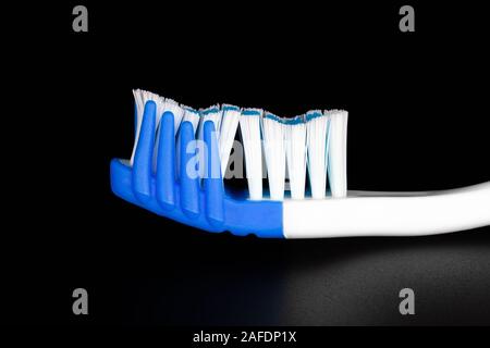 Gros plan du deux-tons brosse à dents moderne sur fond sombre Banque D'Images