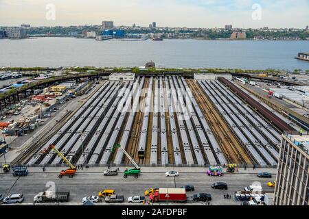 Côté ouest vue sur la Cour d'Le navire'au Hudson yards dans le borough de Manhattan à New York. La rivière Hudson est apprécié sur cette vue de l'ouest. Banque D'Images