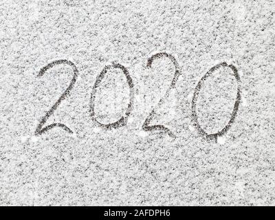 '2020' écrit dans la neige fraîche sur la rue Banque D'Images