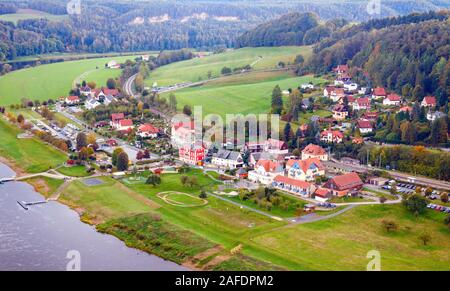 Vue aérienne de la vallée de l'Elbe et le village Rathen. Rathen est une destination touristique populaire en Saxe, Sachsische Schweiz-Osterzgebirge, Allemagne. Banque D'Images