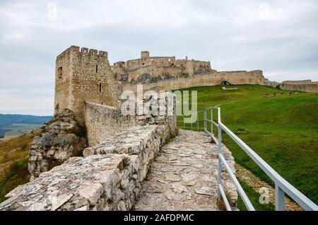 Chemin de ronde de l'un des murs du château de Spis ruines sous un ciel nuageux. Spisska Nova Ves, Presov, Slovaquie. Banque D'Images