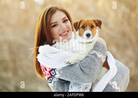 Jack Russell Terrier chien avec la propriétaire femme en plein air en hiver. Banque D'Images