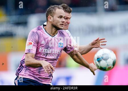 16 décembre 2019, Bade-Wurtemberg, Sandhausen : Soccer : 2ème Bundesliga, le SV Sandhausen - Hamburger SV, 17e journée, en Hardtwaldstadion. Ewerton de Hambourg (avant) et Sandhausens Kevin Behrens lutte pour la balle. Photo : Uwe Anspach/DPA - NOTE IMPORTANTE : en conformité avec les exigences de la DFL Deutsche Fußball Liga ou la DFB Deutscher Fußball-Bund, il est interdit d'utiliser ou avoir utilisé des photographies prises dans le stade et/ou la correspondance dans la séquence sous forme d'images et/ou vidéo-comme des séquences de photos. Banque D'Images