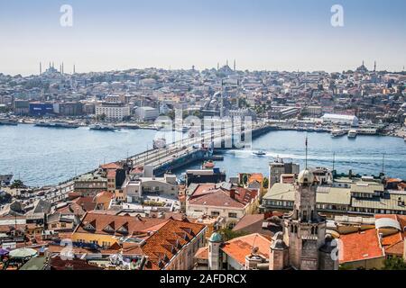 Vue sur le côté asiatique d'Istanbul et de Beyoglu Istanbul avec le pont de Galata et le Bosphore. Seulement une petite partie o Banque D'Images