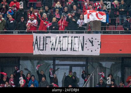 Koelner fans avec une affiche "SERVICE" et d'une horloge qui montre cinq avant douze, football 1. Bundesliga, match day 15, FC Cologne (K) - Bayer 04 Leverkusen (LEV), le 14 décembre 2019 dans Koeln/Allemagne. ¬ | conditions dans le monde entier Banque D'Images